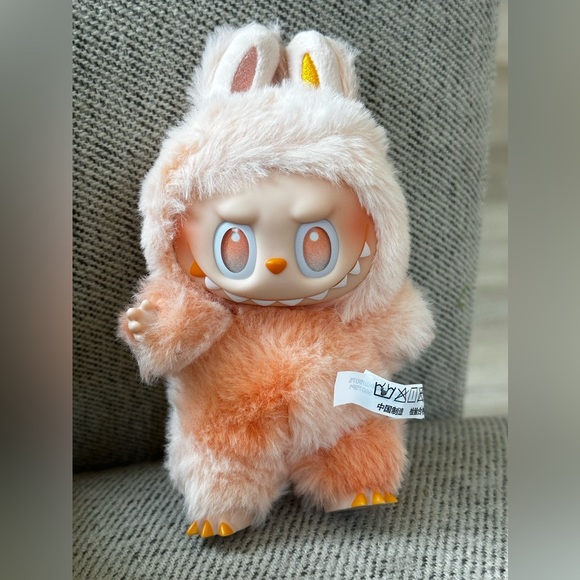 NEW AUTHENTIC THE MONSTERS Big into Energy Series-Vinyl Plush Pendant- HAPPINESS - Picture 1 of 4